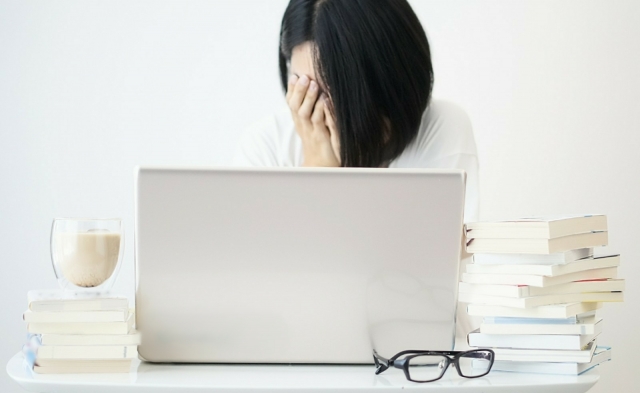 自分に向いていないと落ち込む女性
