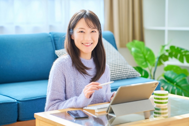 パソコンで作業する女性
