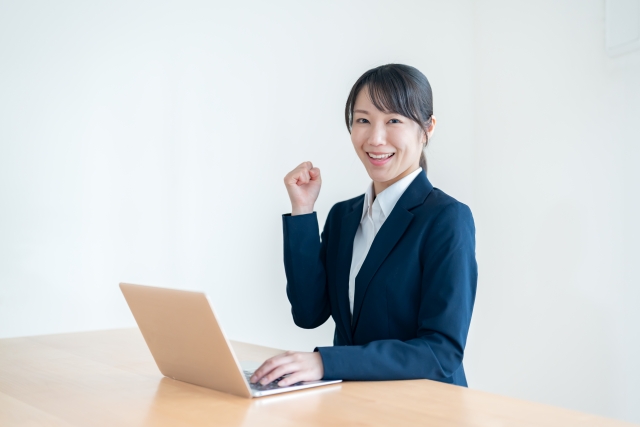 ガッツポーズをする女性