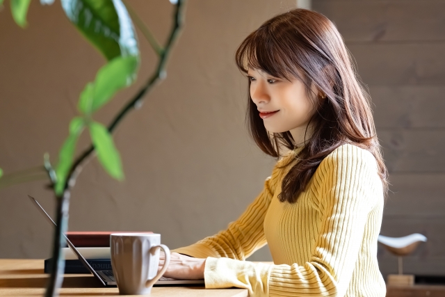パソコンで作業する女性
