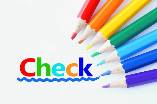 Checkと書かれて色鉛筆がまわりにある