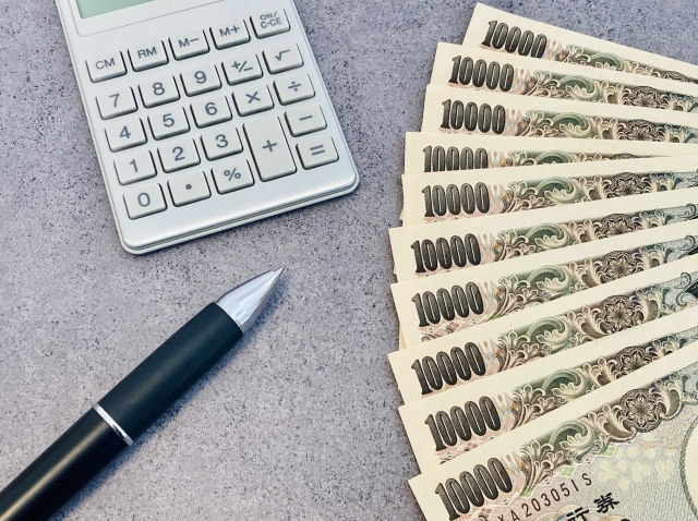 お金と電卓とボールペン