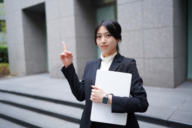 ノートパソコンを持つ女性