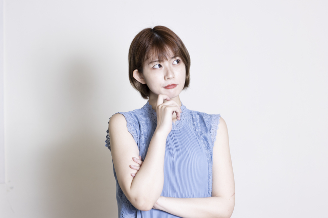 考え事をする女性