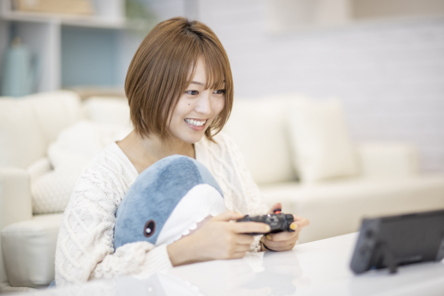 ゲームをして楽しむ女性