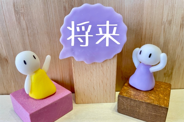 将来について語り合う2つの人形