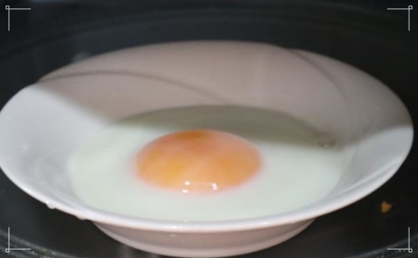 目玉焼きをお皿で簡単に作れる画像です。
