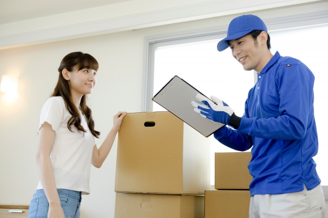 引越し業者と話をする女性