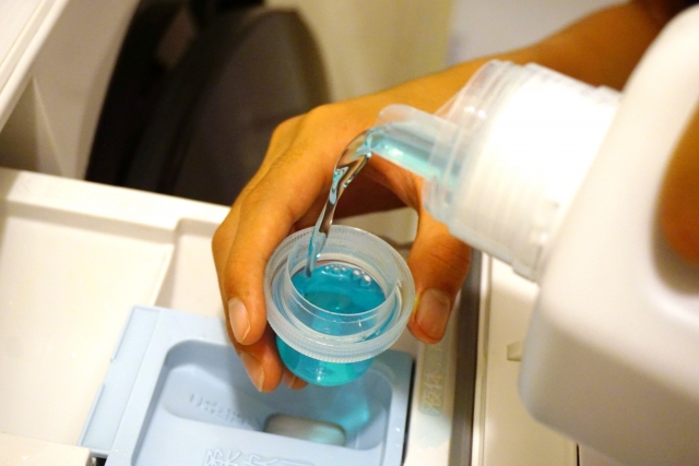 これから洗濯しようと洗剤をいれるところ