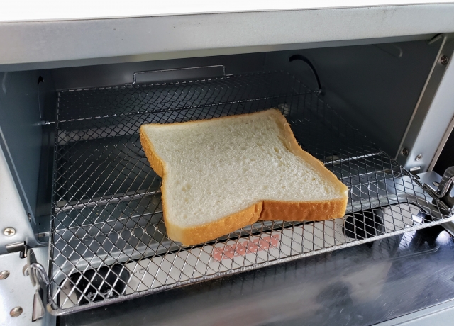 オーブントースターでパンを焼いています。