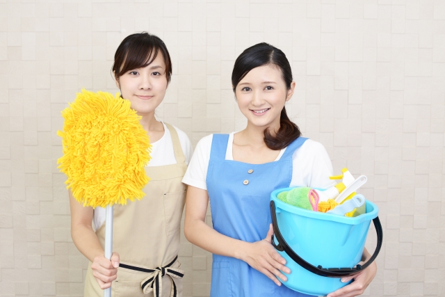 掃除用具を持った2人の女性