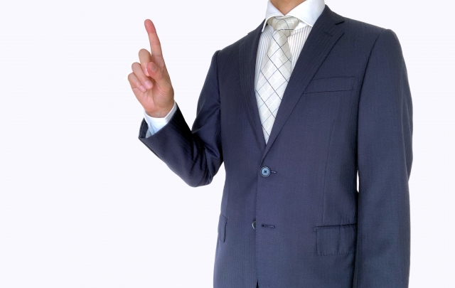人が人指を上に向けている