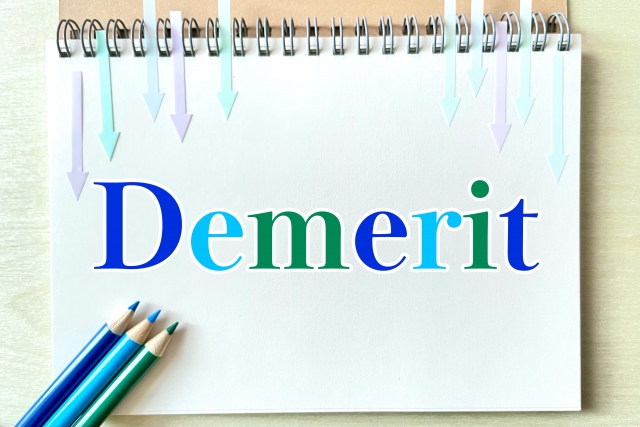 Demerit、デメリットと英語で書かれています