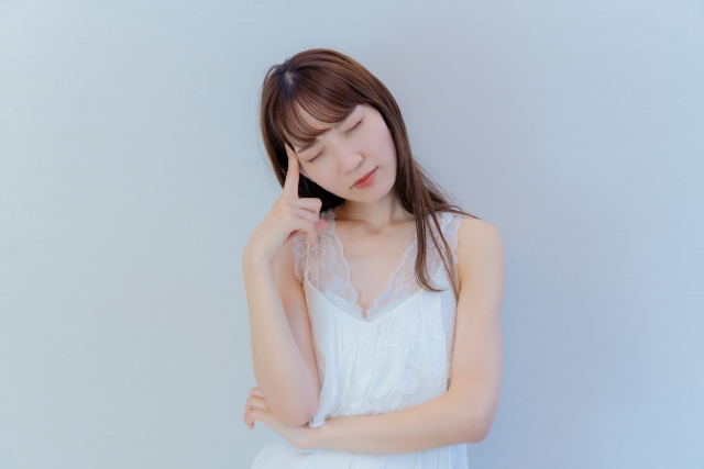 悩む女性