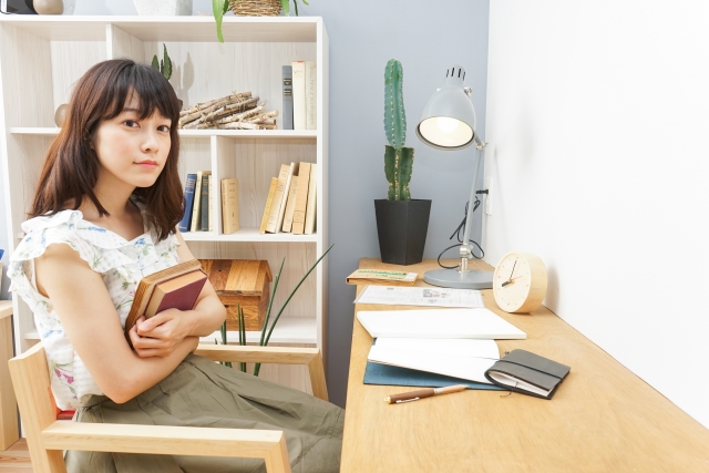 1人部屋で読書を楽しむ女性
