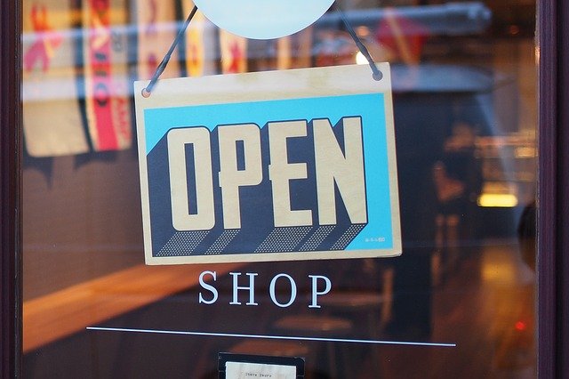 お店のドアに「OPEN」のふだ