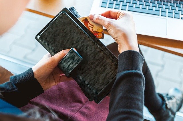 お財布のお金を見ている人