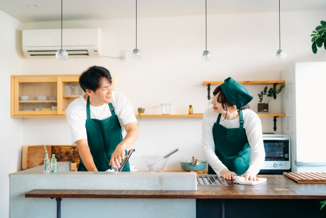 ハウスクリ―ニングをする業者の作業員の男性と女性