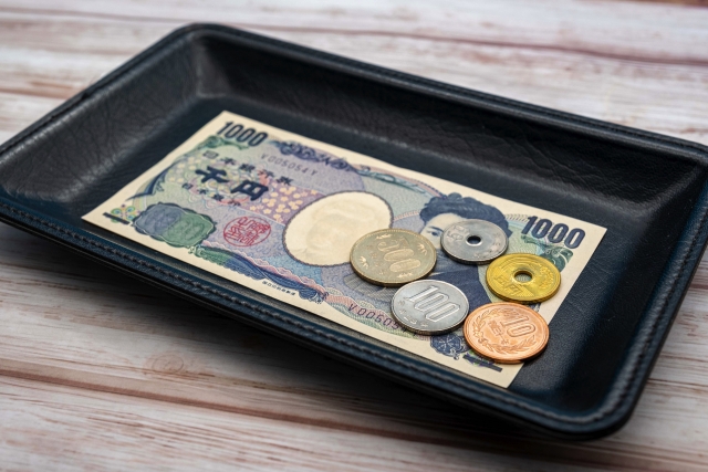 トレーにのせられたお金