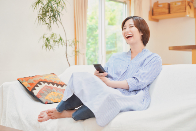 楽しそうにテレビを観る女性
