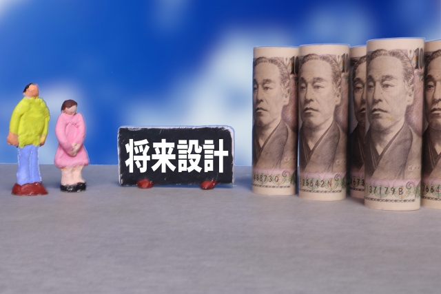 将来設計とお札を見つめる人形の姿