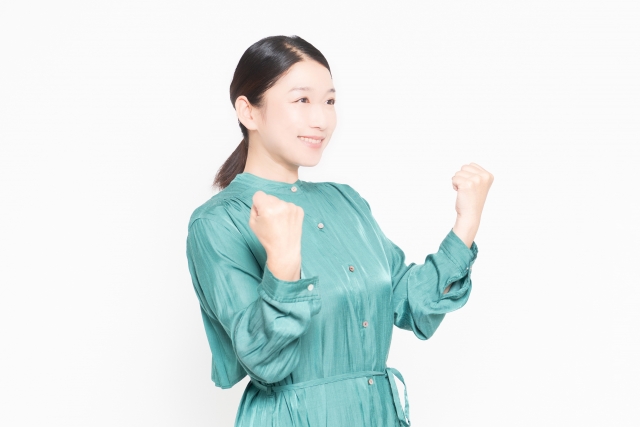 ガッツポーズをする女性
