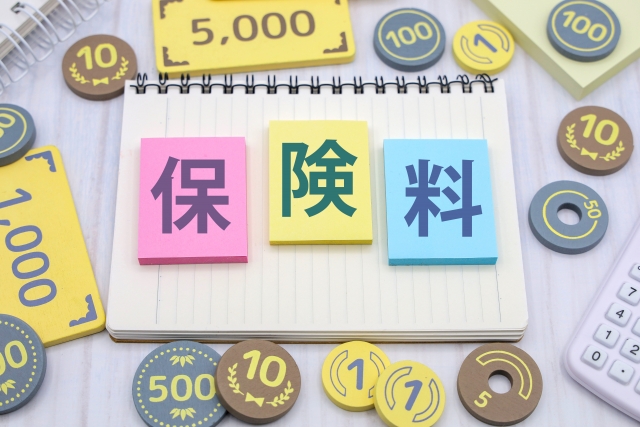 保険料を計算しているときの机の上の状態