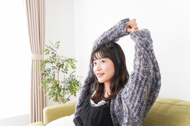 家でまったりする女性