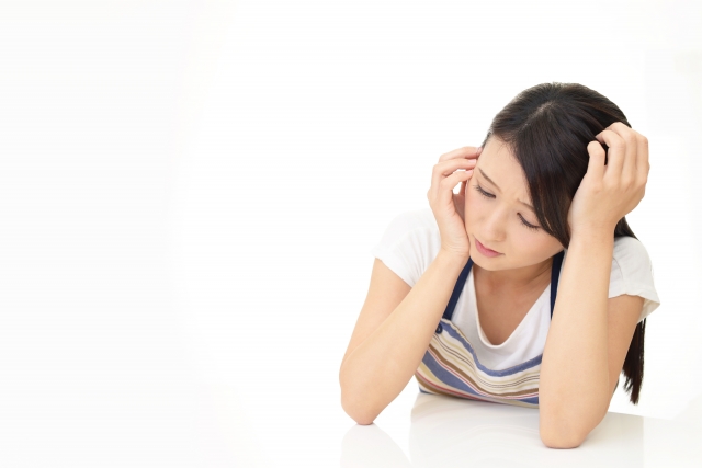 悩む女性