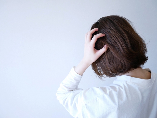 頭を抱え込む女性